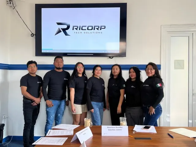 Integrantes de Ricorp en una fotografía de equipo con playeras corporativas