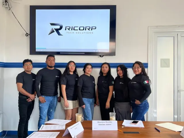Fotografía grupal de integrantes con vestimenta corporativa de Ricorp
