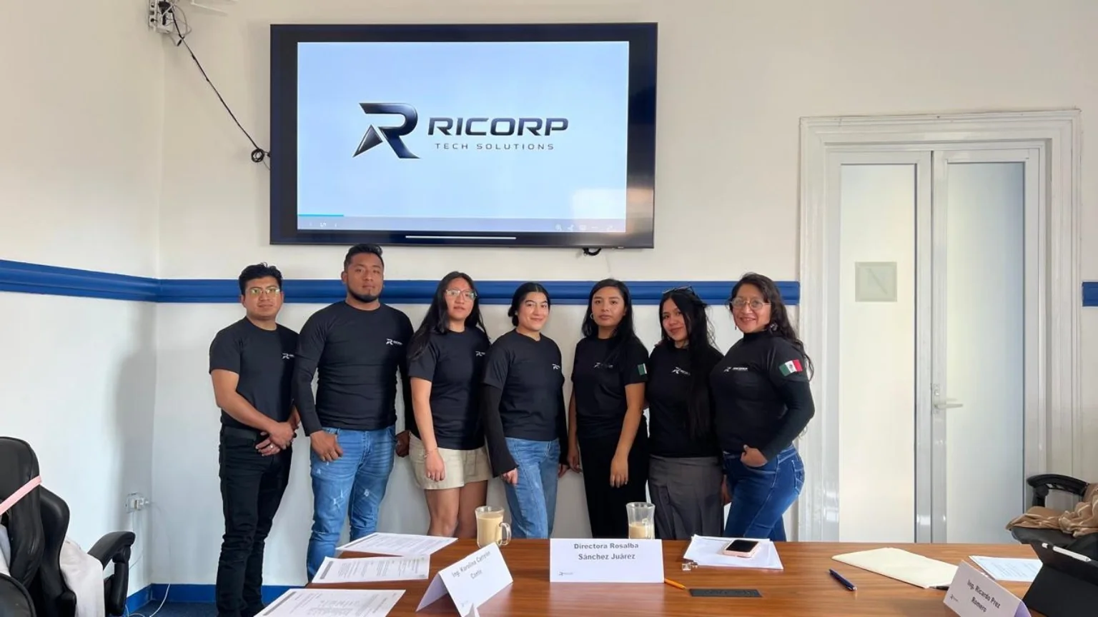 Integrantes de Ricorp reunidos en una fotografía de equipo