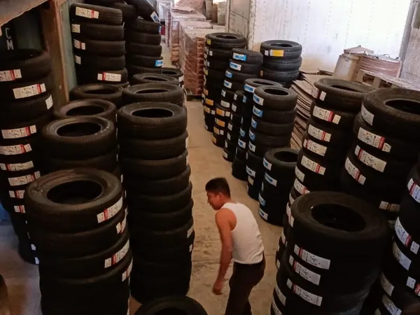 Inventario de neumáticos en almacén