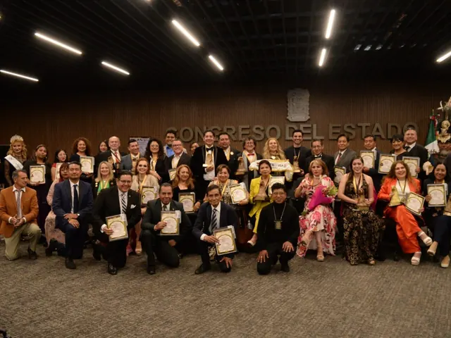 Foto grupal de participantes con reconocimientos en un evento institucional