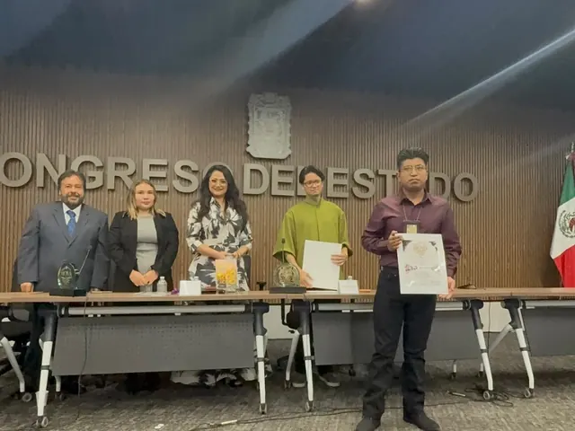 Fotografía de entrega de reconocimiento en un recinto institucional