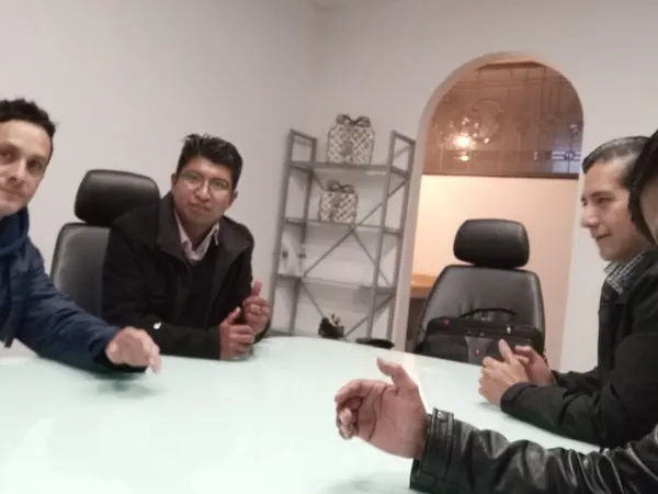 Reunión con participantes en mesa de trabajo
